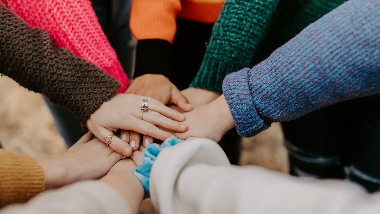 Collectif de bénévoles lors d'une action de médiation culturelle de terrain